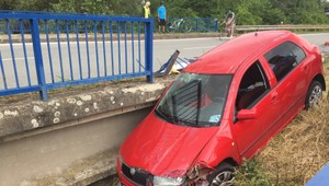 Auto zostalo visieť na moste. Šofér nafúkal viac ako 2 promile