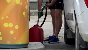 Obmedzený predaj a často vypredané. Slováci hľadajú lacnejší benzín v Maďarsku