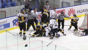 Hromadná bitka juniorov v susednom Česku. 159 trestných minút!