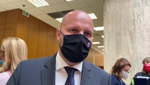 Minister Naď je v nemocnici. Nezúčastní sa relácie Na hrane