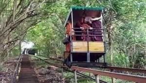 Po páde lanovky na mieste zahynulo 8 mníchov. Za nehodu údajne môže pretrhnuté lano