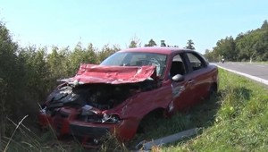 Problematické zdemolované auto pri Prievidzi: Okoloidúci vodiči sú už zúfalí