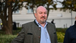 Služobné auto s ministrom Huliakom havarovalo. Vodič sa údajne vyhýbal protiidúcemu autu