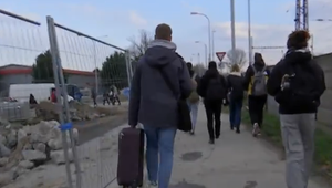 Na železničnú stanicu cez stavenisko. Obyvatelia sa sťažujú, situácia je vraj nebezpečná