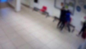 Brutálnu bitku v Nitre pre rúško už polícia nerieši ako priestupok, ale trestný čin