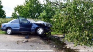 Mladík na Mercedese narazil do stromu, nehodu neprežil