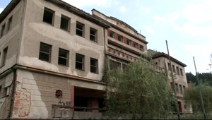 Nebezpečná zábavka! Hod stavebným materiálom