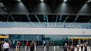 Pražské letisko muselo kvôli hmle na päť hodín pozastaviť prílety a odlety