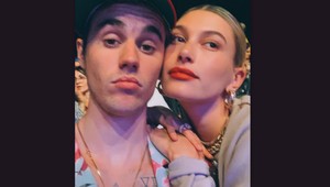 Ach, tie legíny! Hailey Bieber si neustrážila rozkrok