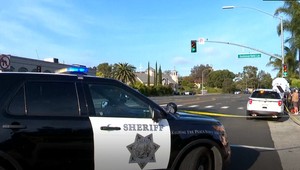 Streľba v synagóge si vyžiadala jednu obeť a zranených. Polícia zadržala 19-ročného mladíka