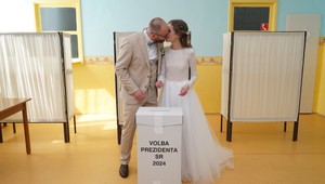 FOTOGALÉRIA: Vo svadobných šatách či v kroji. Takto si Slováci volili prezidenta