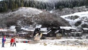 Obyvatelia osady žijú v strachu. Každým dňom sa na nich môže zrútiť svah