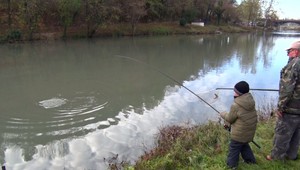 Malých rybárov neodradili ani mínusové teploty. Chytali polmetrové úlovky