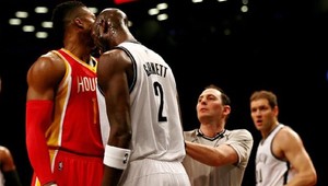 Garnett hlavičkoval Howarda do tváre! Putoval pod sprchy