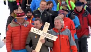 Rozlúčka ako sa patrí. V Tatrách pochovali lyže