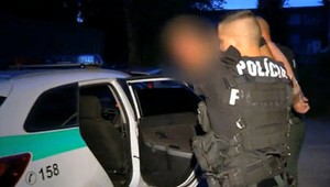 Opitý mladík (30) sa vybral na nákup, vytiahol zbraň