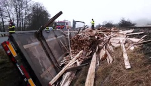 Zmena počasia skomplikovala dopravu vo vyšších polohách, skrížené kamióny zablokovali Donovaly