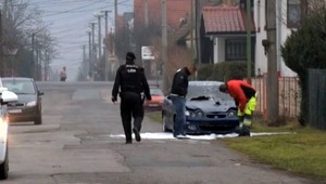 Anton polial benzínom auto a zapálil, sedela v ňom jeho žena s iným mužom