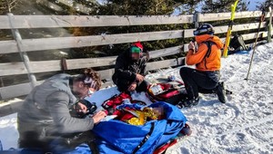 Ďalšia nehoda na svahu: Lyžiar sa zrazil so štvorčlennou rodinou