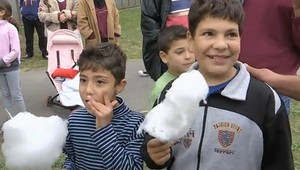 Prekvapenie pre deti migrantov v Gabčíkove: Kolotoč a cukrová vata