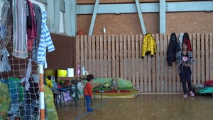 Ploštice v posteli? 35 ľudí býva po požiari v telocvični. Starostlivosť je podľa nich biedna