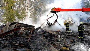 Malé chatky zhoreli do tla. Príčina požiaru je neznáma