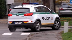 Žena s putami na nohách o znásilnení klamala, muž je však obvinený z iných trestných činov