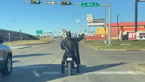 Ak potrebujete pomoc, zavolajte Batmana. V tomto meste to platí doslova