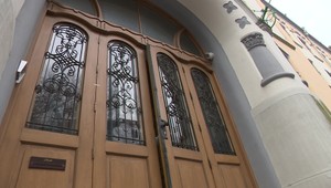 Gymnázium študenta, ktorý nepodal prezidentovi ruku, čelí nenávisti. Žiakov strážia policajti