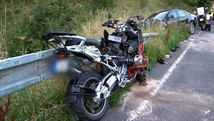 Zrážka auta s motorkou na Čertovici