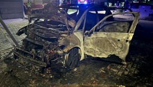 Horiaci elektromobil skončil v kontajneri, podpáliť ho mal človek