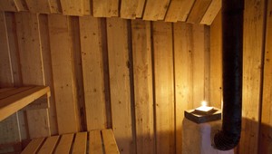 Polícia rieši záhadnú smrť muža a ženy. Ich telá našli v privátnej saune