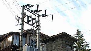 Tisíce domácností zostali bez elektriny. SHMÚ vydal výstrahy pred silným vetrom