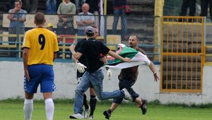 Boj fanúšikov o vlajku priamo na ihrisku