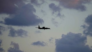 Británia zaútočila na pozície Islamského štátu v Sýrii, útoky schválil parlament