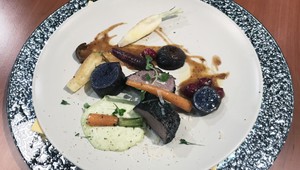 Jelení chrbátik v popole z lúčneho sena, žeruchová zemiaková pena, pečená koreňová zelenina s baby zemiakmi