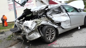 Zrážka vlaku a osobného auta: Pri nehode sa zranila jedna osoba