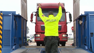 Počas hraničnej kontroly kamiónov policajti zistili viaceré porušenia zákonov