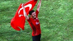 Smrť novinára pre kritiku futbalistu