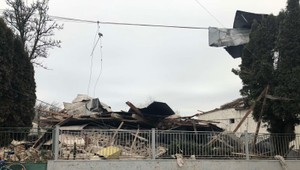 Výbuch rodinného domu v Bánovciach nad Ondavou: Z trosiek vytiahli živého muža