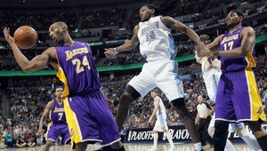 NBA: Chicago nad priepasťou, Lakers a Celtics bližšie k postupu