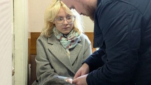 Mlč, alebo pôjdeš za mreže. Mladú speváčku potrestali za spievanie protivojnovej piesne