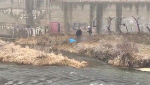 Na prešovskom sídlisku našli mŕtveho muža. Časť tela mal ponorenú vo vode