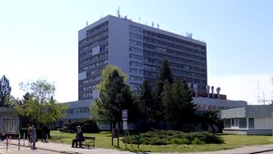 Manželov nepustili bez testu do nemocnice, hoci ho nemuseli mať. Nemocnica hovorí o komunikačnej chybe