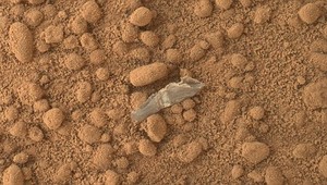 FOTO. Curiosity objavil na Marse igelitové vrecúško
