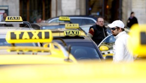 Taxikári sa surovo pobili pred letiskom. Hádali sa o zákazníkov