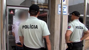 Muž, ktorý chcel zaškrtiť otca a neskôr napadol policajta, sa postavil pred sudcu