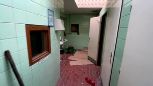 Zakrvavený muž ležal na zastávke MHD. Na verejných toaletách ho vraj bodol jeho kamarát