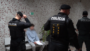 Brutálny útok v Medzeve má rozuzlenie: Mladíci dobili muža, jedného vzali do väzby