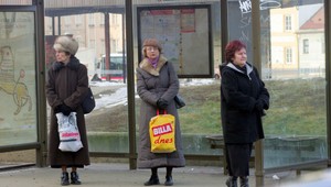 Do ženy na zastávke vpálilo auto, bojuje o život